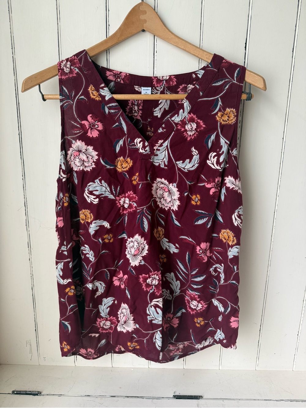 Old Navy Sleeveless V-Neck Floral Blouse - Burgundy